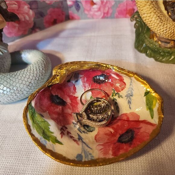 DECOUPAGE PINK FLOWERS ON A CLAM SHELL - Picture 6 of 10
